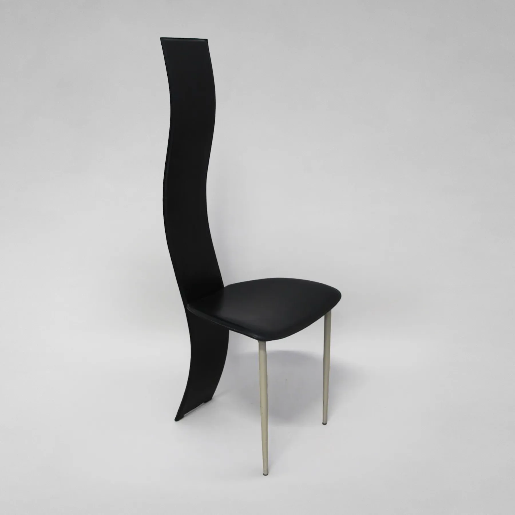Chaise noire à haut dossier incurvé, inconnu