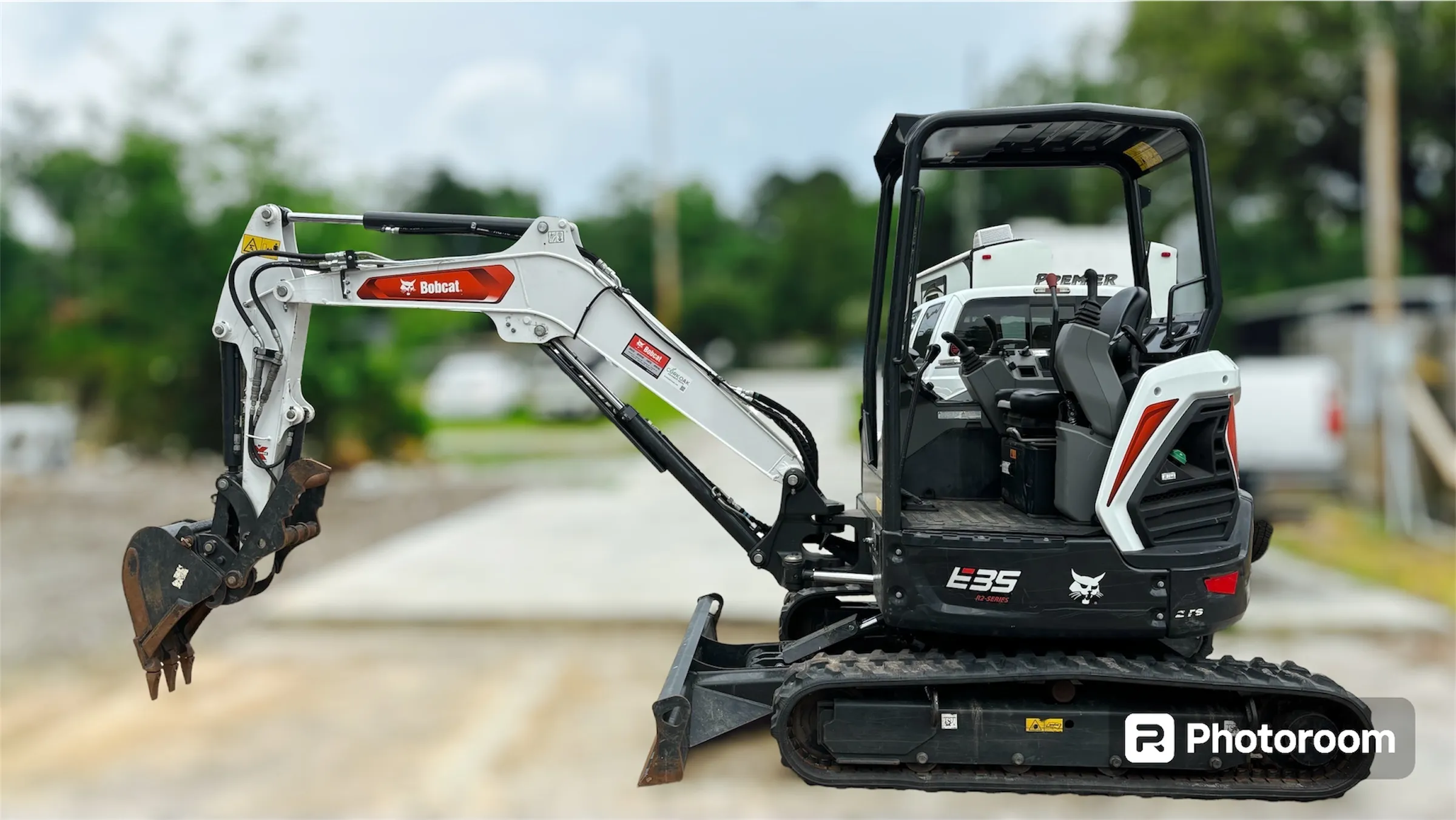 8,000 pound (4 ton) mini excavator with Hydraulic thumb
