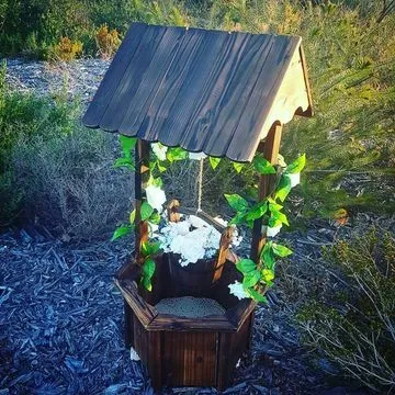 Traditional Style Wishing Well