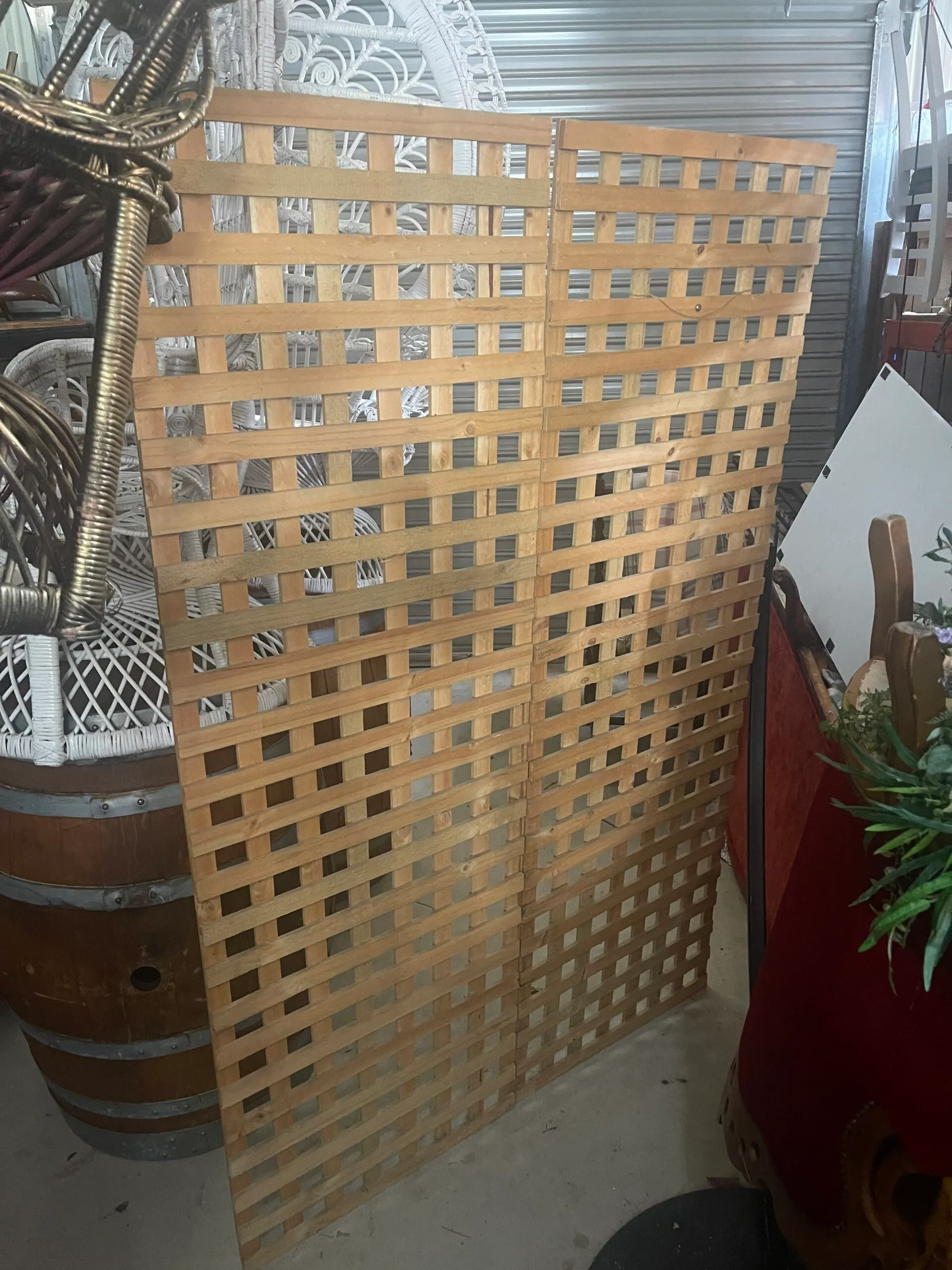 Hinged Lattice Screen Backdrop