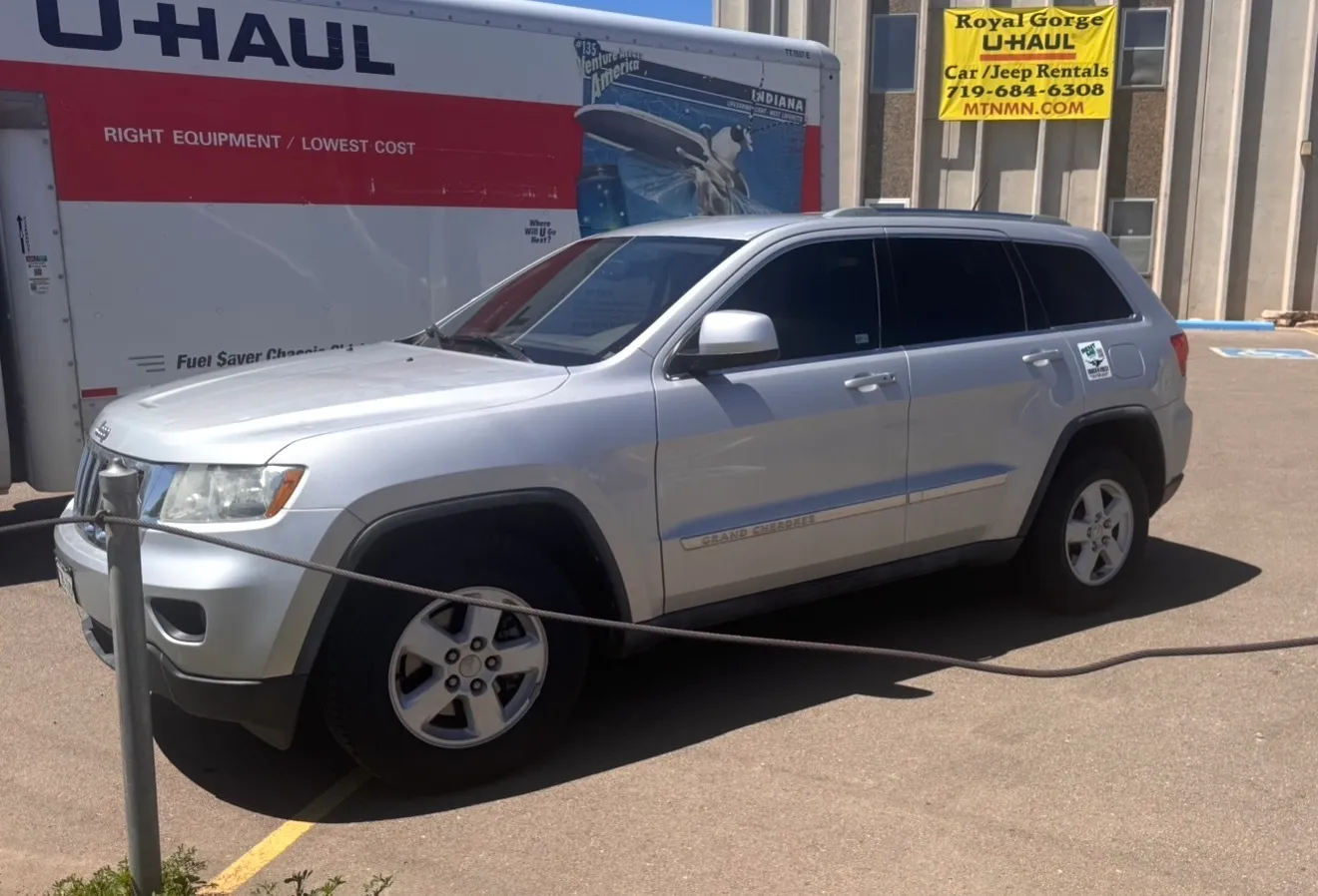 Jeep Cherokee (Silver)