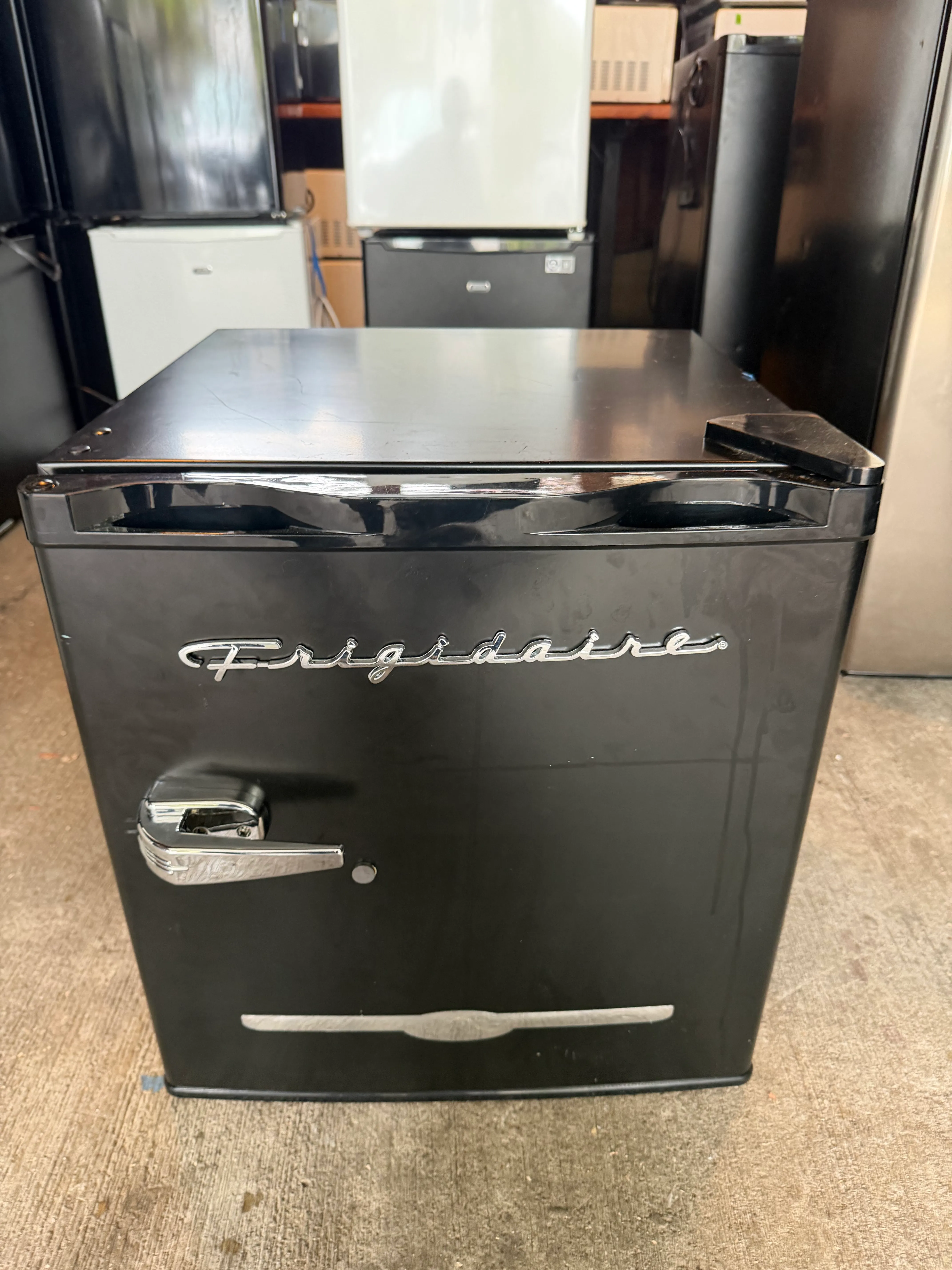 Fridgidaire: 1.8 Cu. Ft Retro Mini Fridge