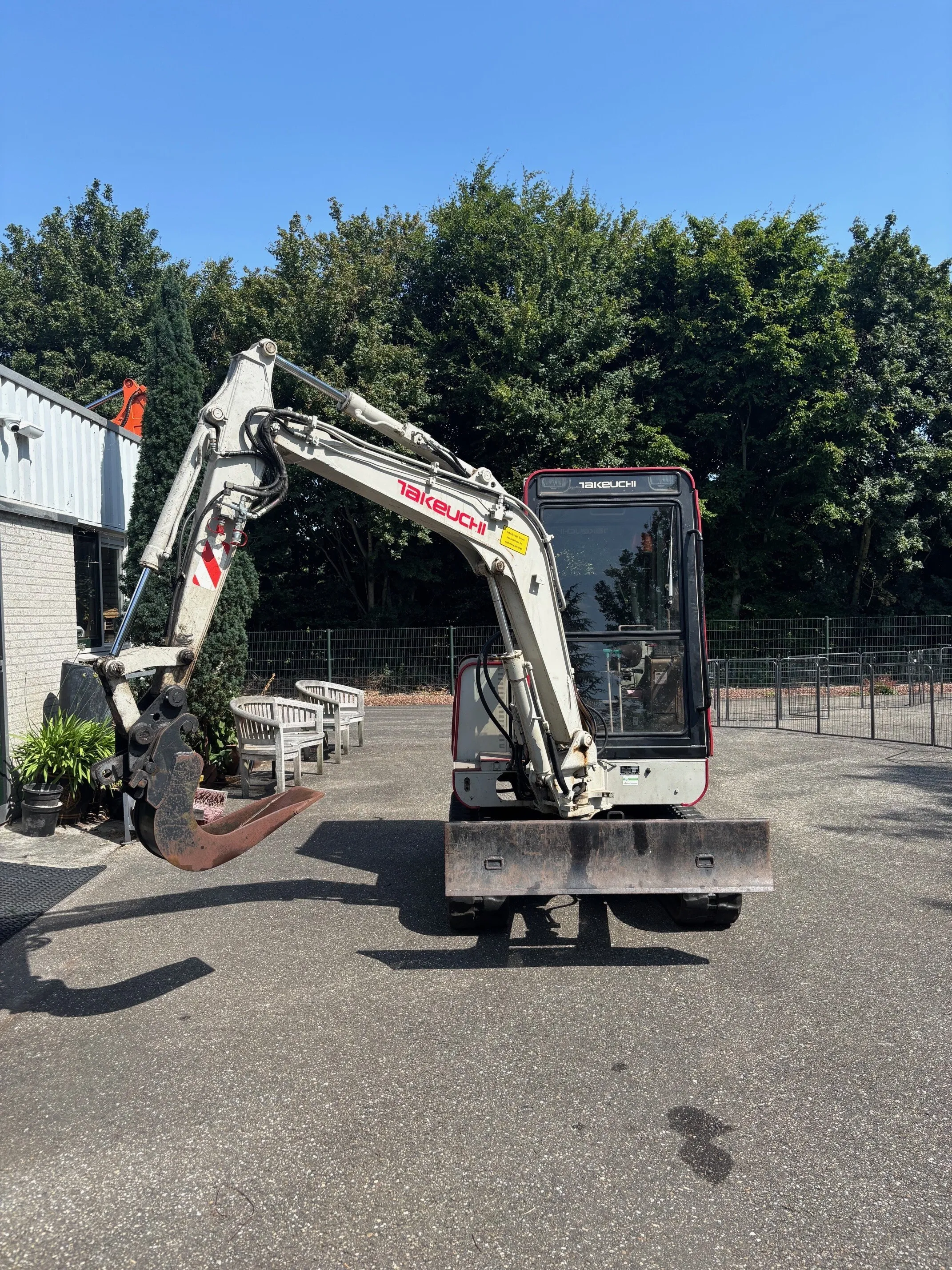 Minigraver Takeuchi TB025