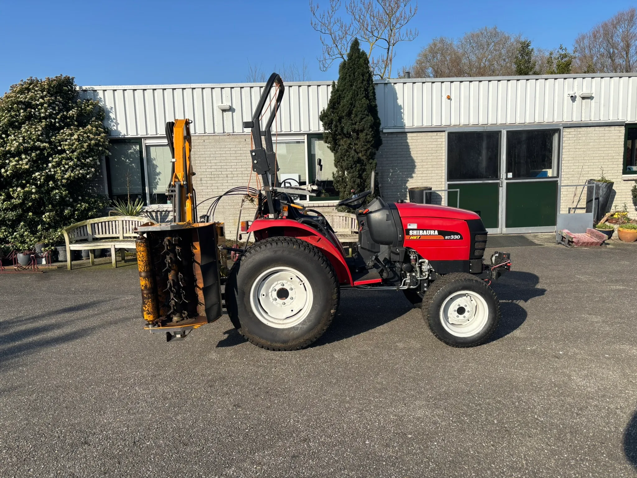 ST330 met klepelmaaier aan arm