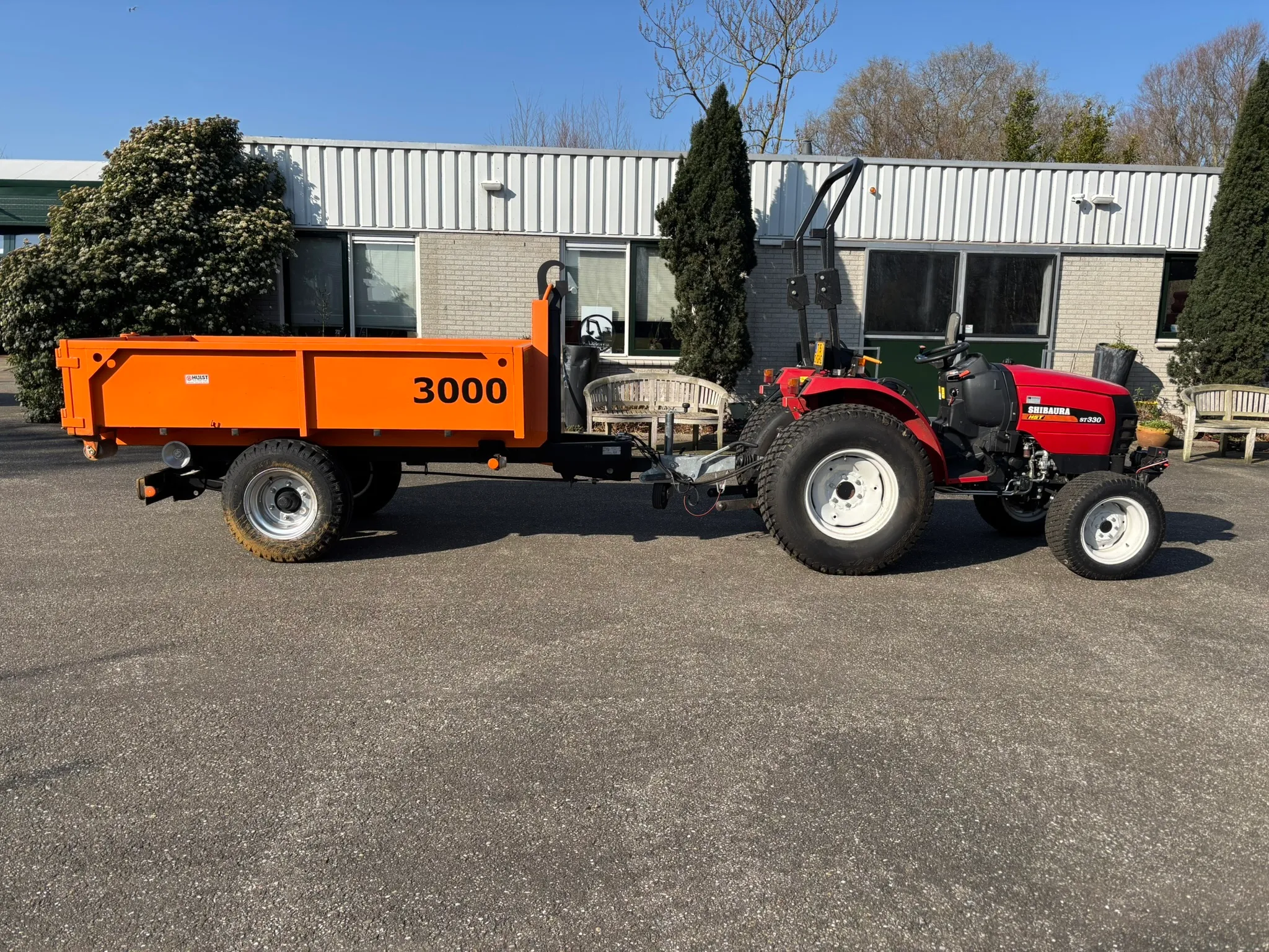 ST330 met Haakarm carrier met container