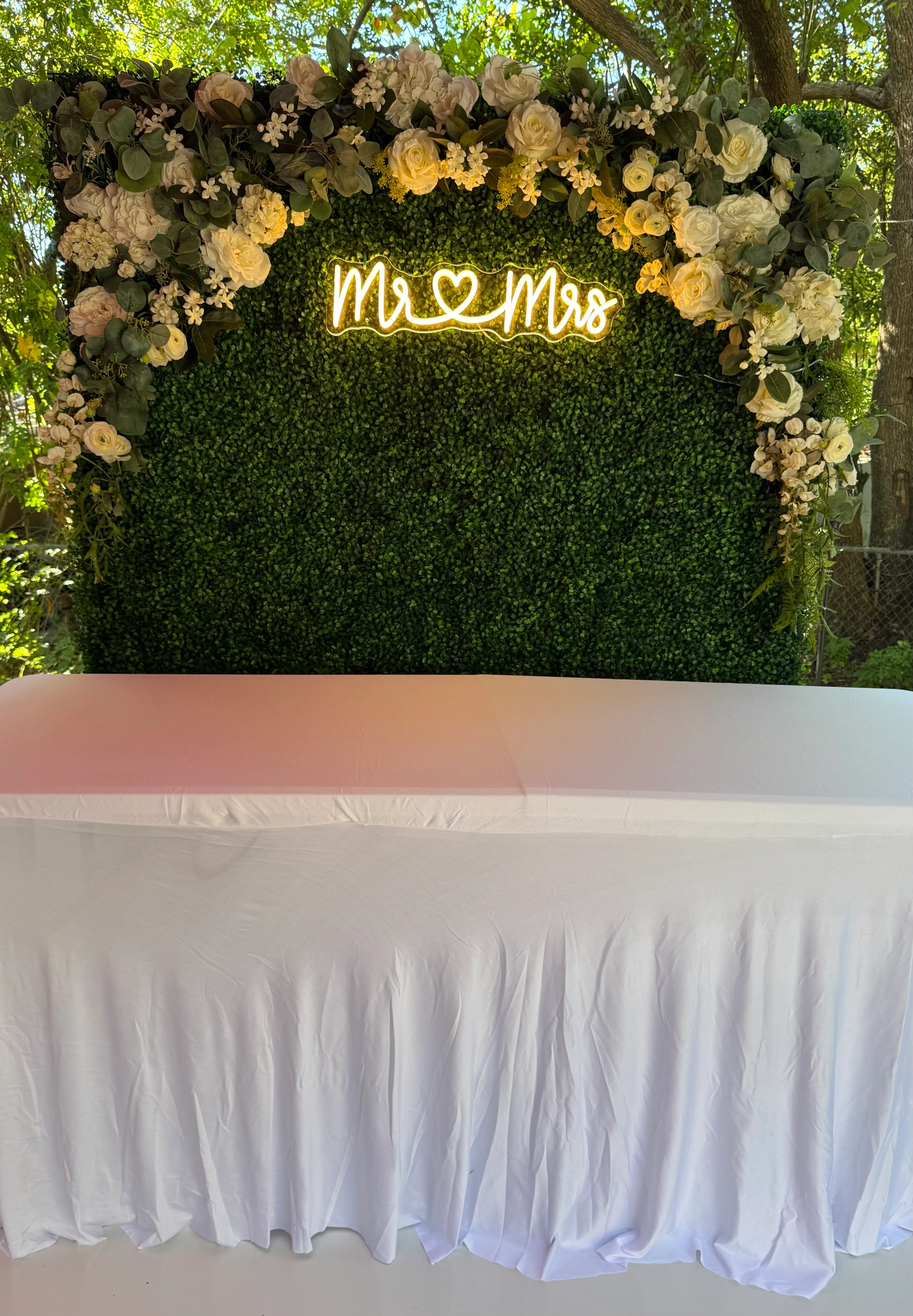 “Mr & Mrs” Neon Sign