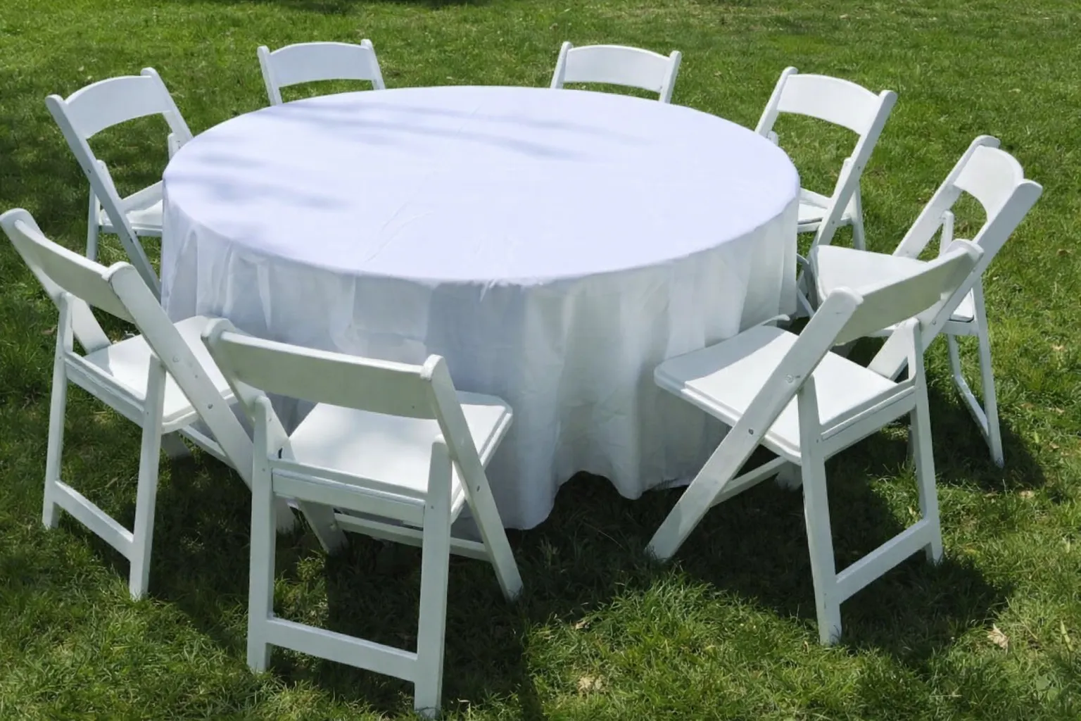 5 Ft Round Table Linen – White (108") (cleaned & neatly folded, standard finish – light wrinkles may be present)