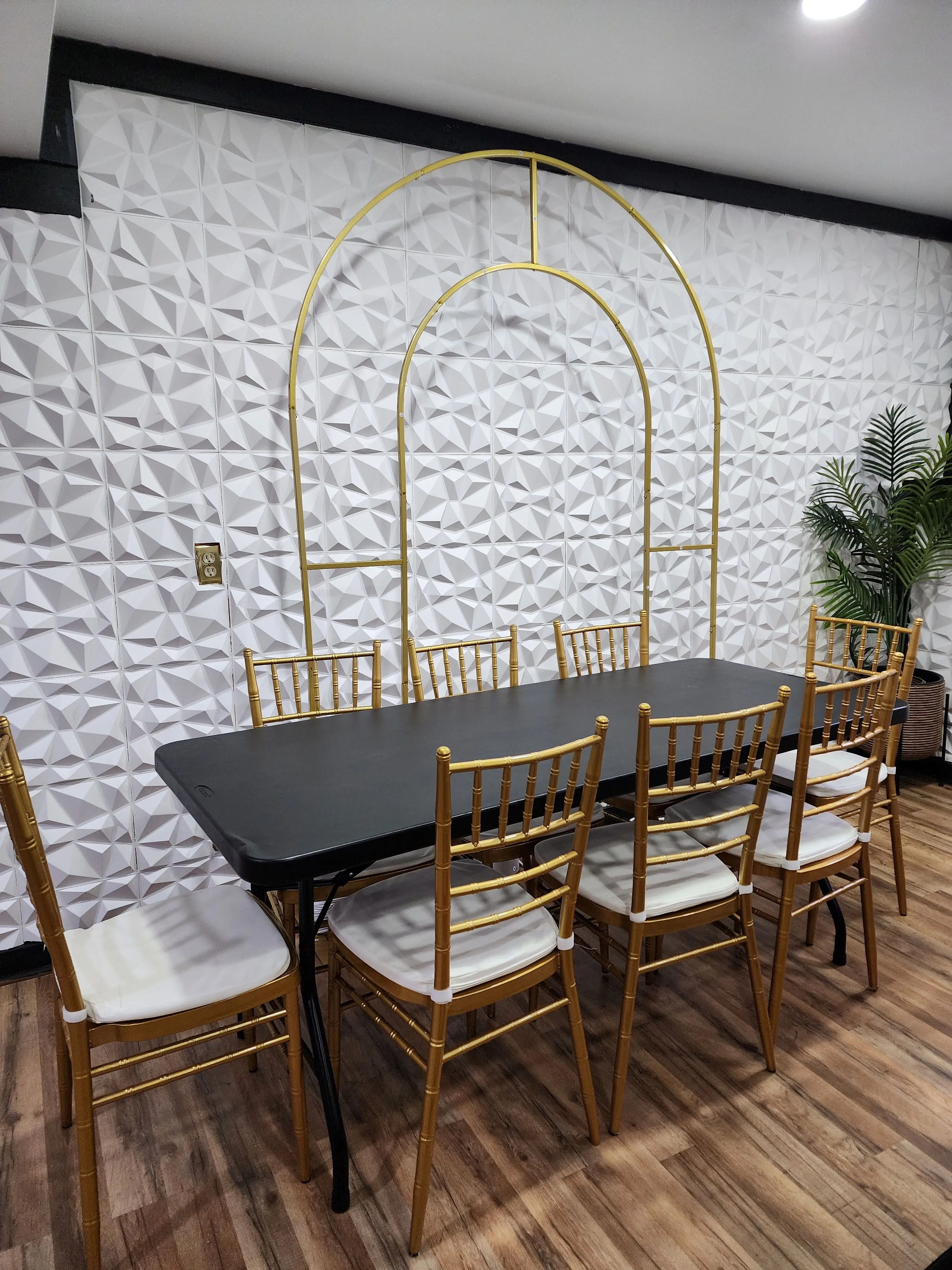 Chiavari chairs and table - 6 people
