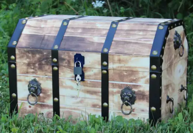 Large Wooden Decorative Lion Rings Pirate Trunk with Lockable Latch and Lock