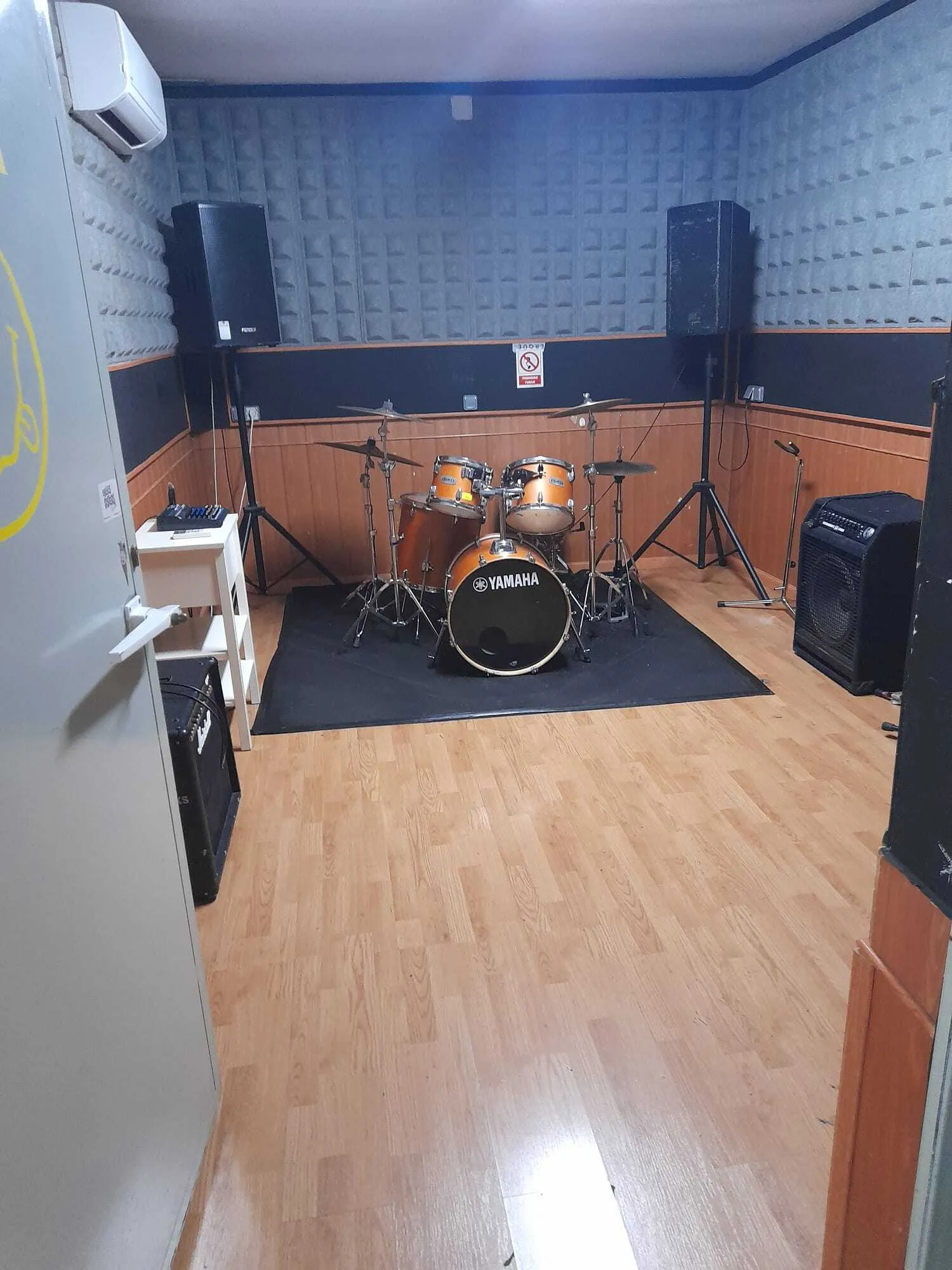 Sala de Ensayo "Nirvana" (mediana) — Alquiler por Horas