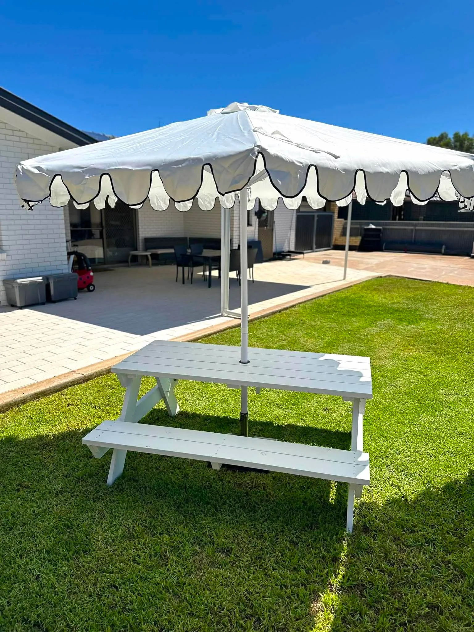 Picnic Table With Premium Umbrella - White