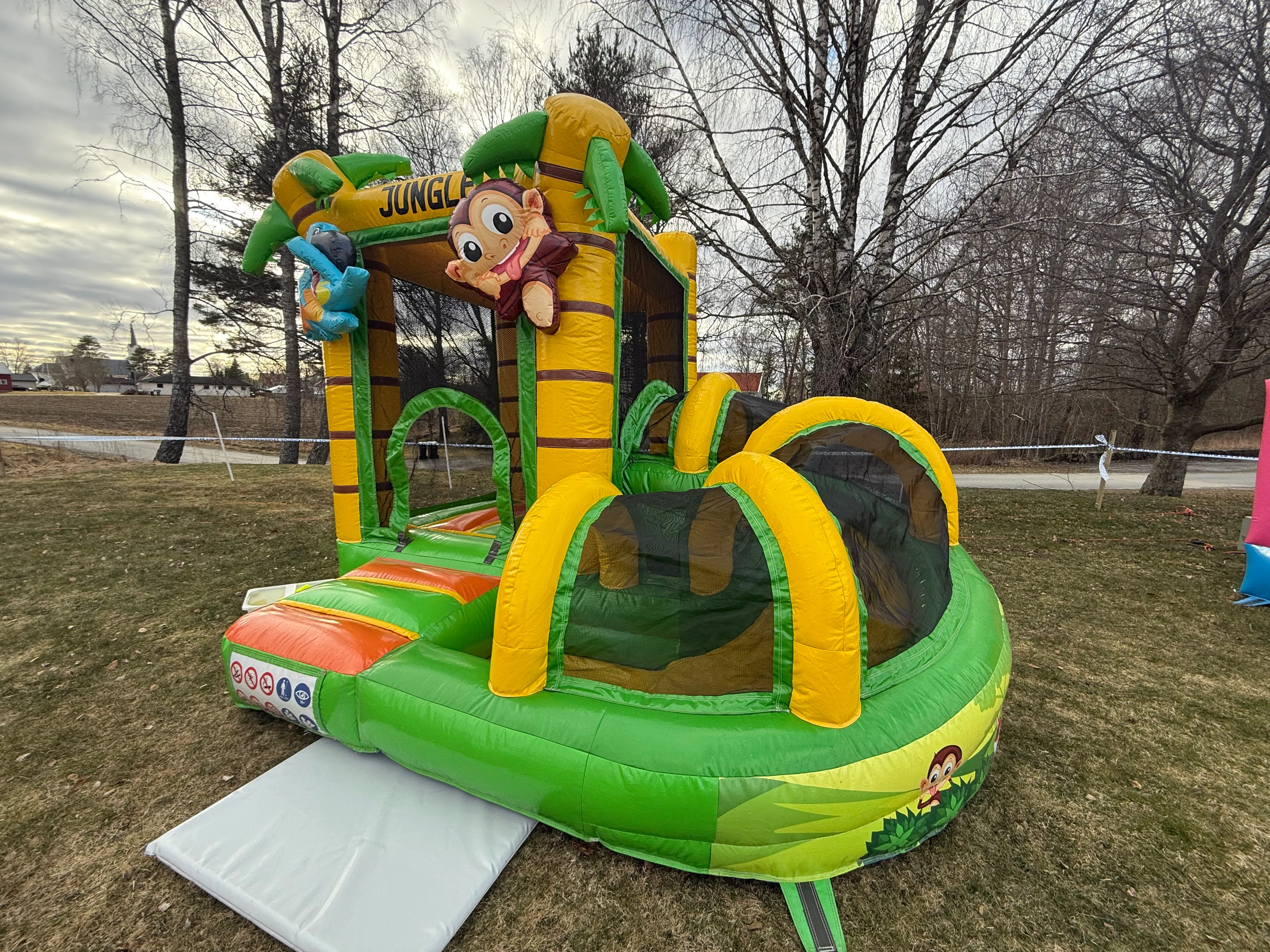 Hoppeslott med sklie- Jungel 4 personer (m/utstyr)