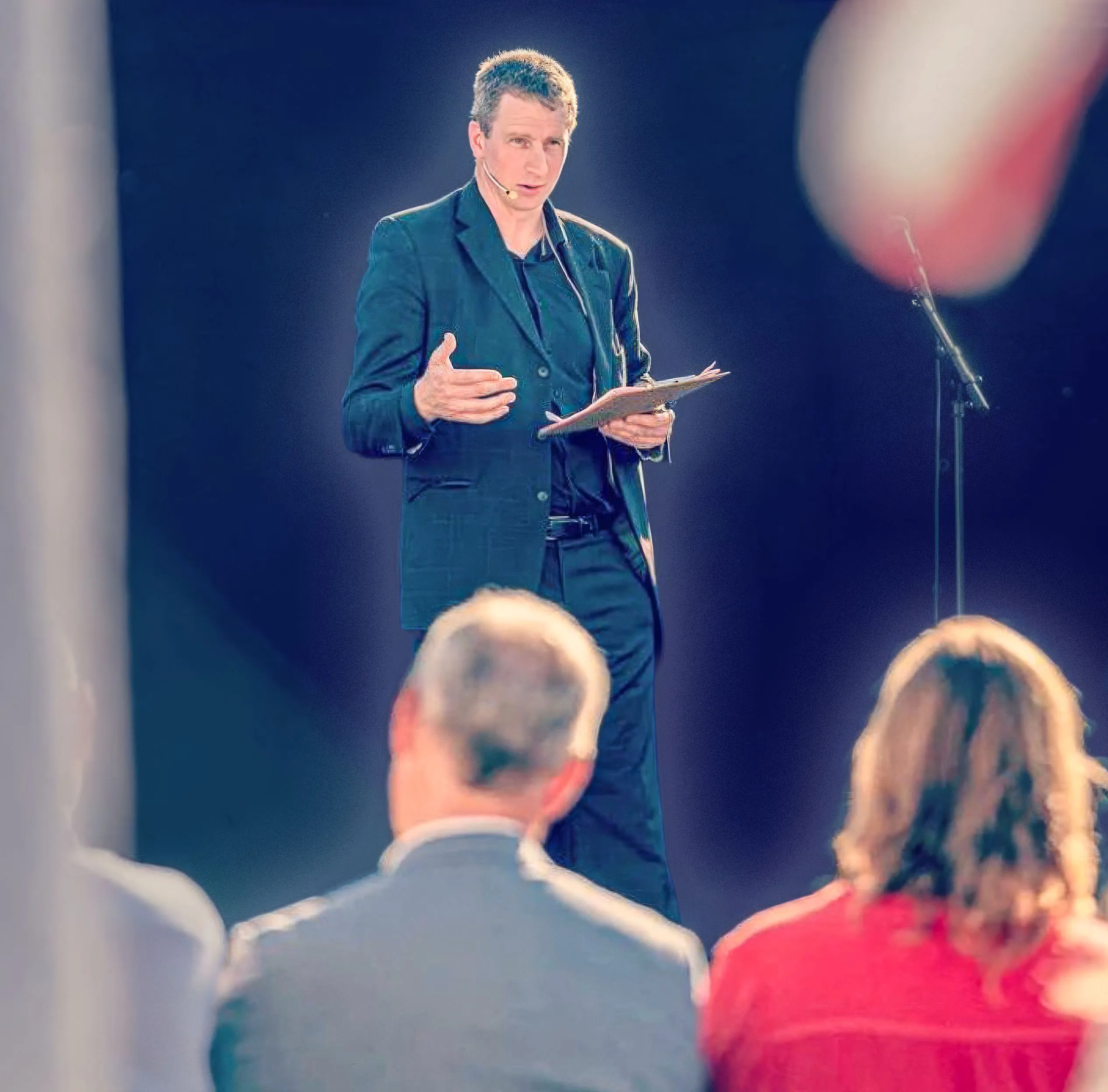 Konferansier, toastmaster & foredragsholder – Denis (EN)