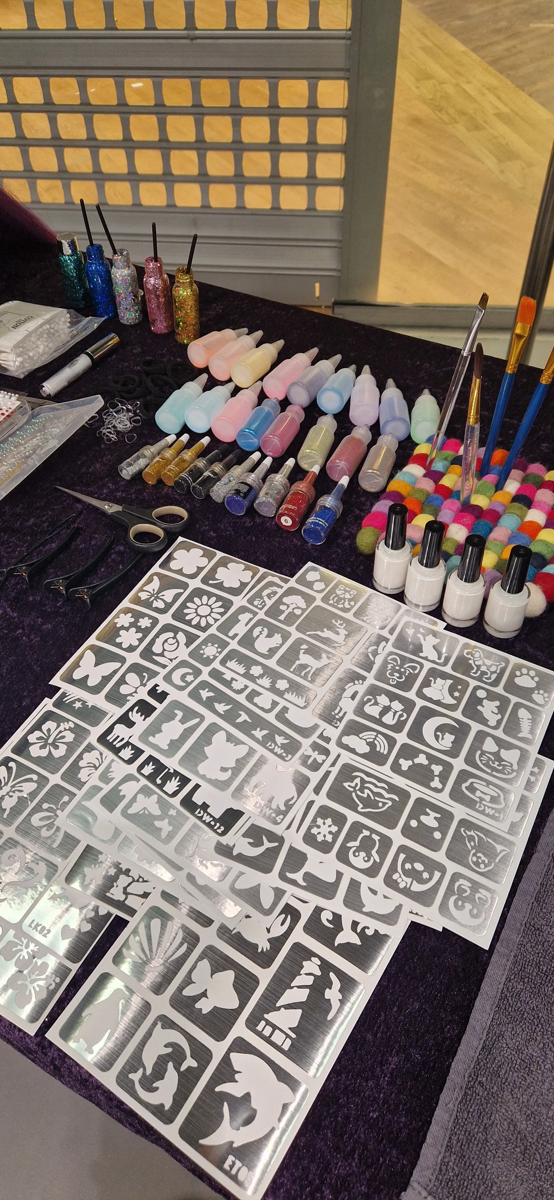 Glittertatovering og hårfletting