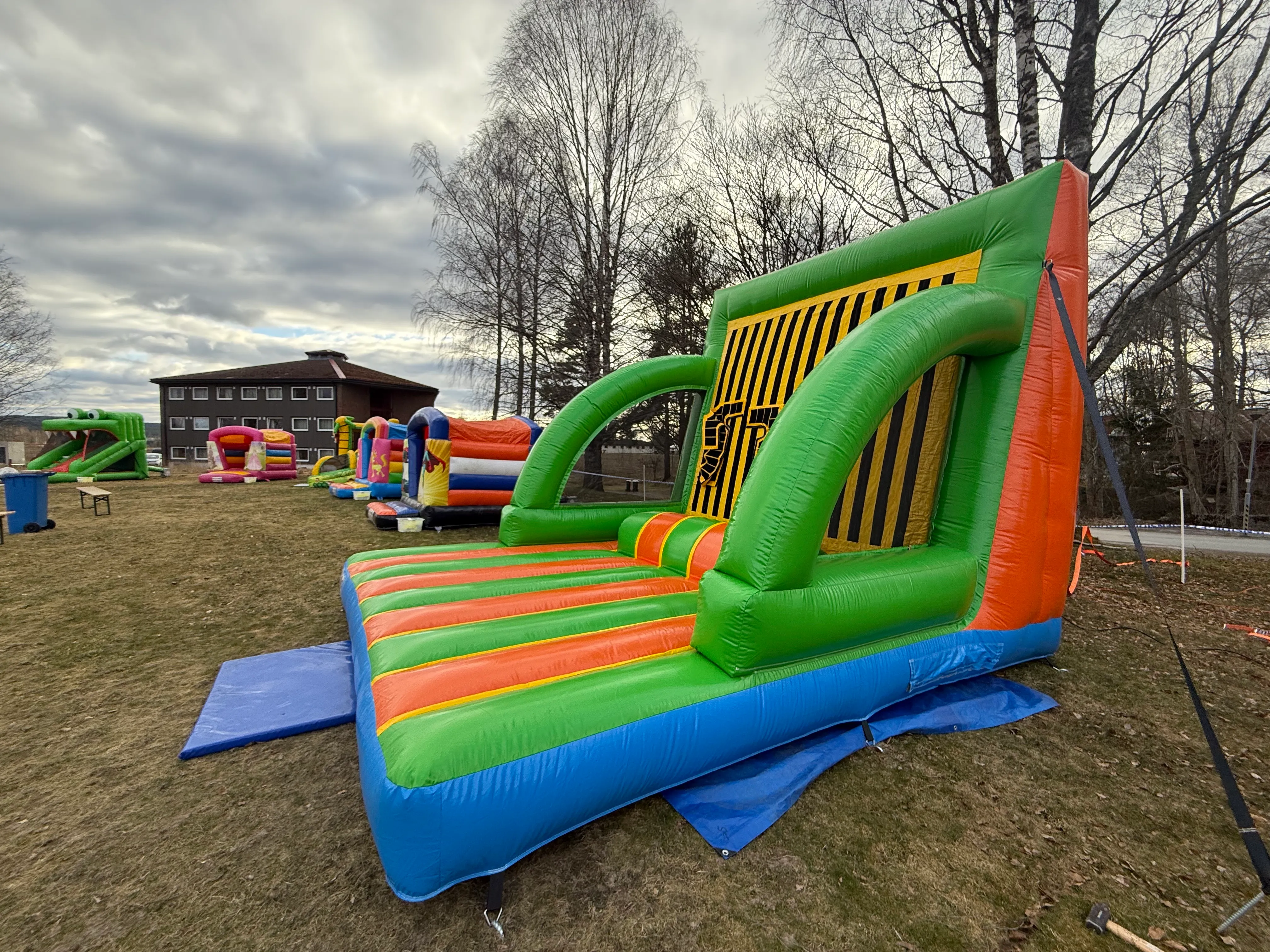 Velcro Wall - Borrelåsvegg for Barn (8–12 år)(m/utstyr)