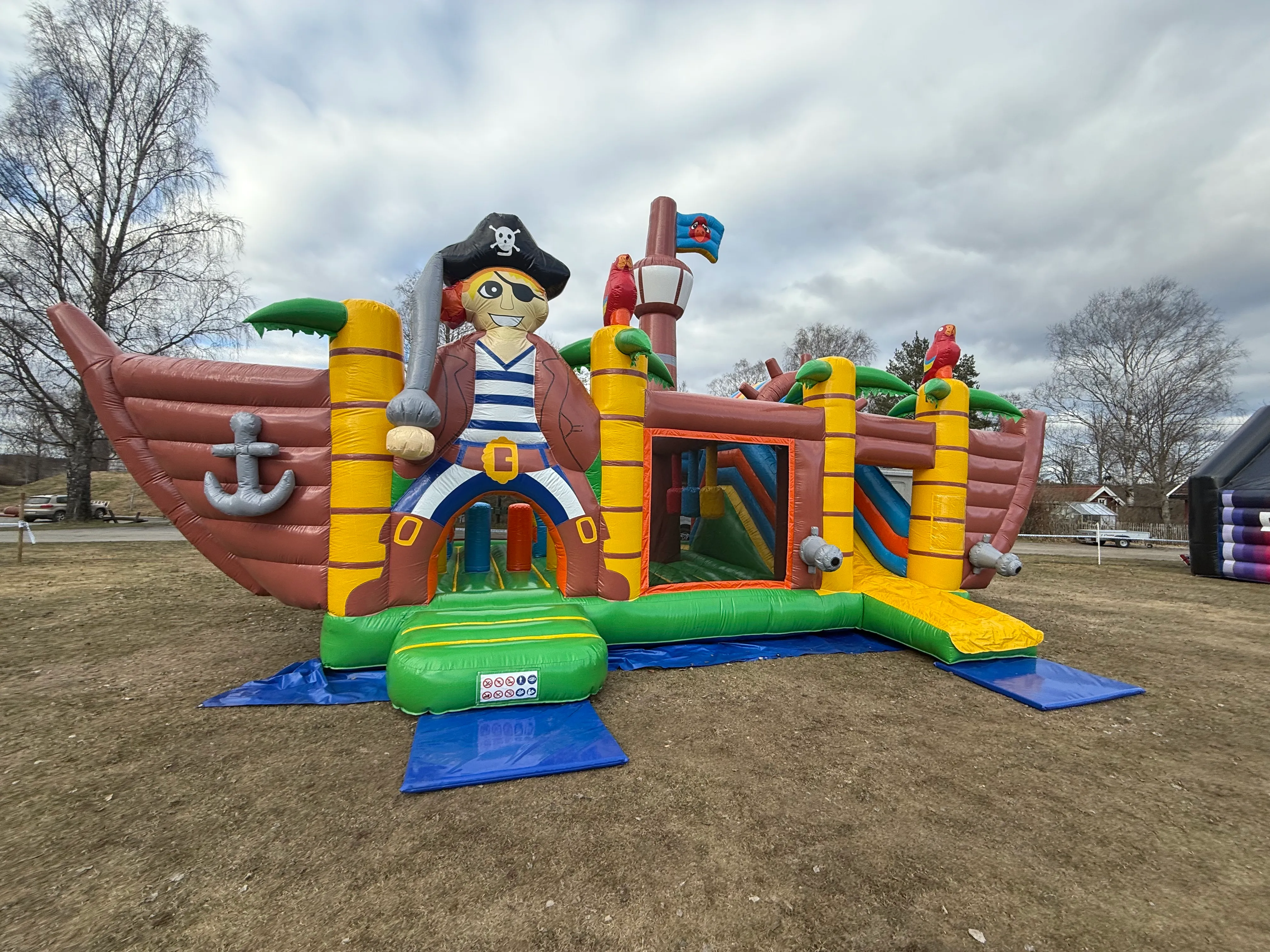 Hoppeslott 12x7 meter- Multiplay Pirat XXL 16 personer (m/utstyr)
