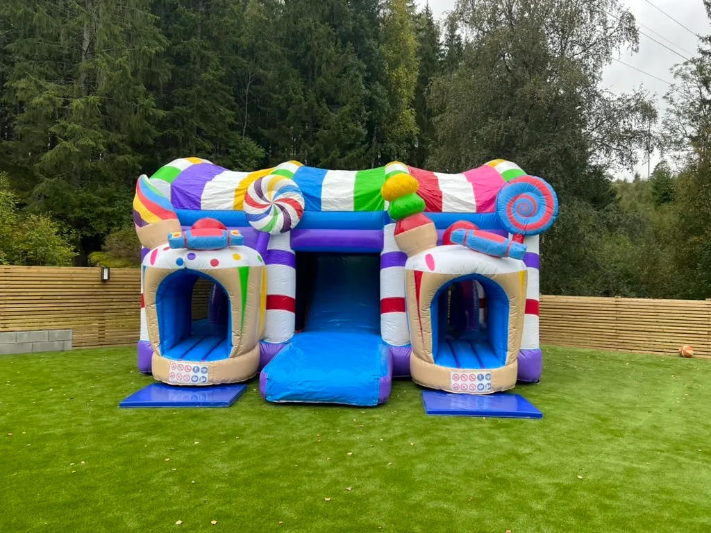 Hoppeslott med sklie - Candyland XXL 16 personer (m/utstyr)