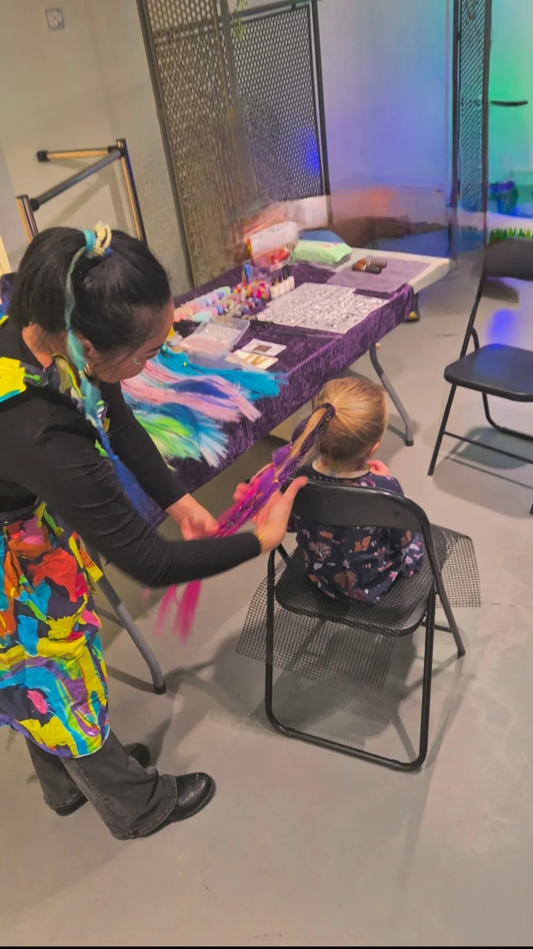 Glittertatovering og hårfletting