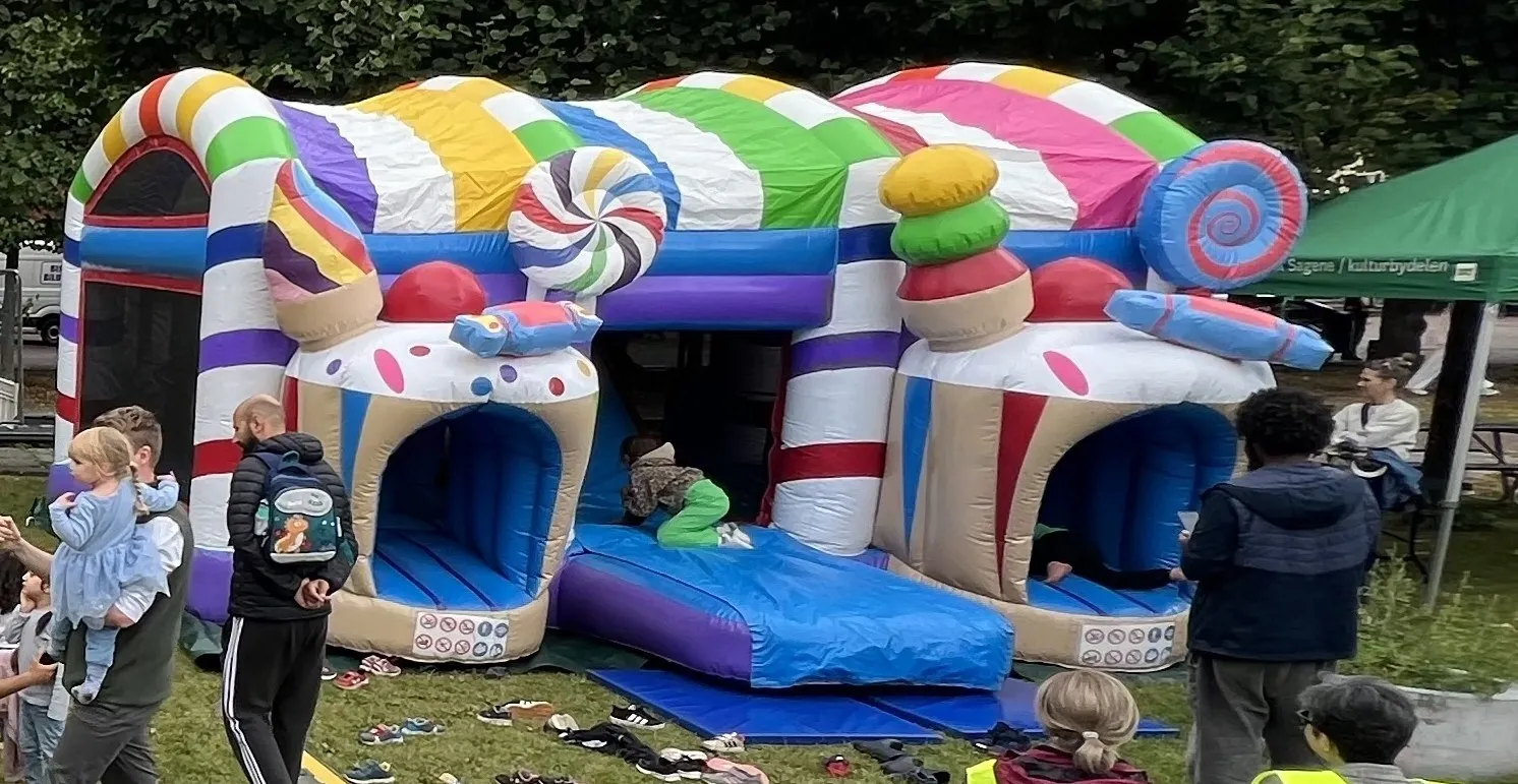 Hoppeslott i godteritema i en park på Sagene under festivalen