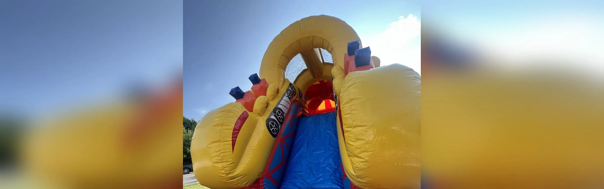 Sklie på hoppeslottet Super Rollercoaster i sola