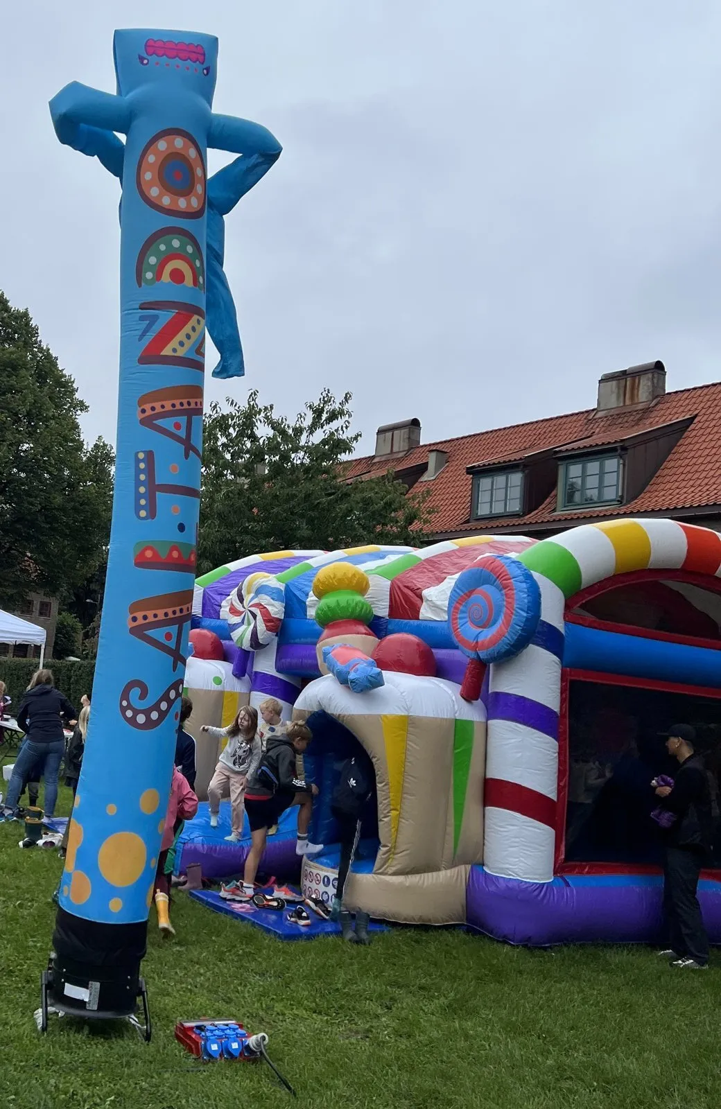 Luftdanser og hoppeslott i godteritema på en fest