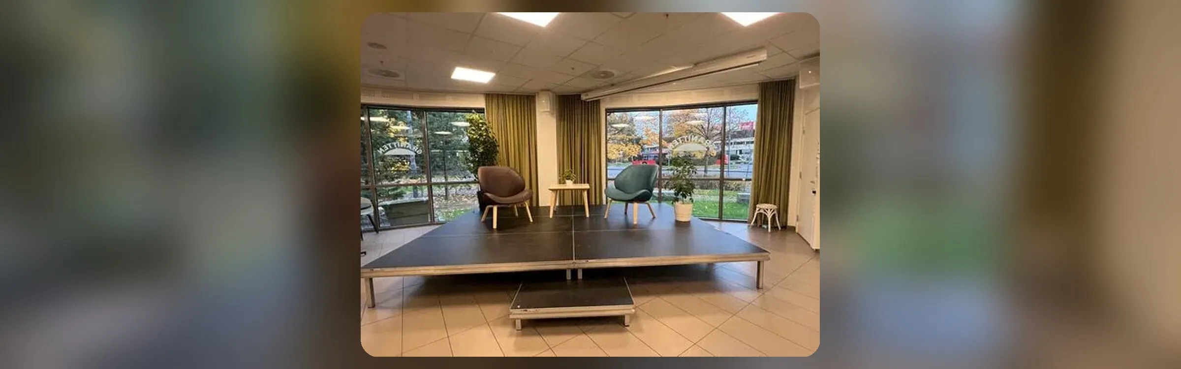 Lav scene med to stoler i et lyst lokale
