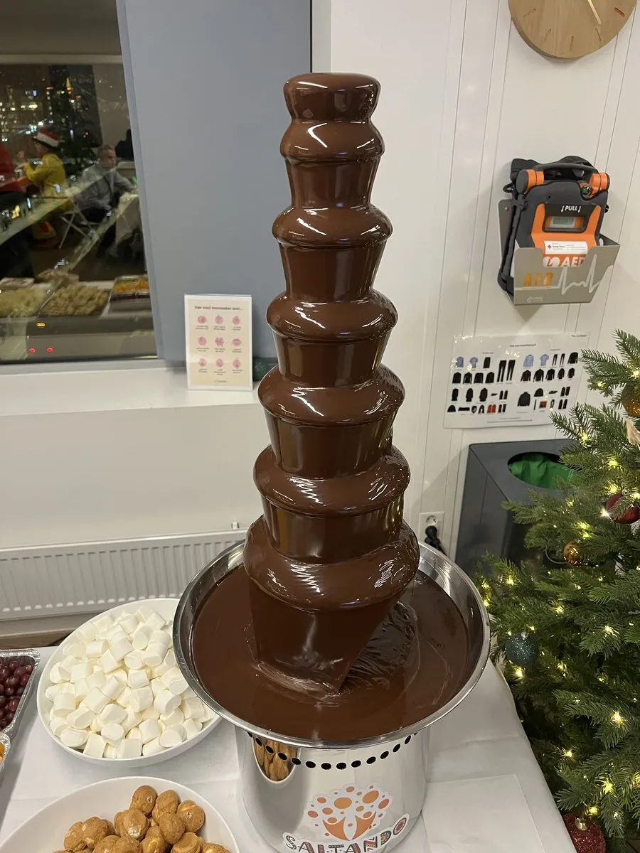 Sjokoladefontene ved et pyntet juletre, med marshmallows og kjeks