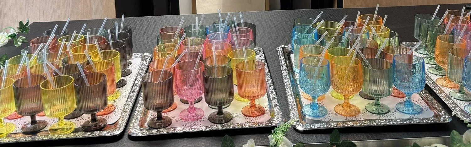 Tikibar-bord med fargerike glass og slushmaskin i bakgrunnen