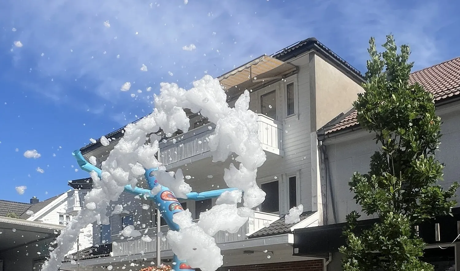 Skum mot blå himmel ved skumparty