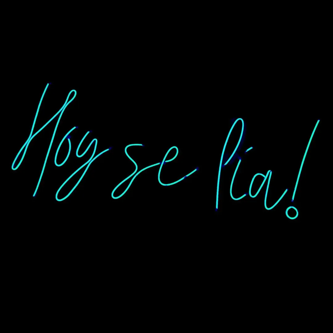 ILU023 LUZ NEON: "HOY SE LIA" (RGB) 134X61CM
