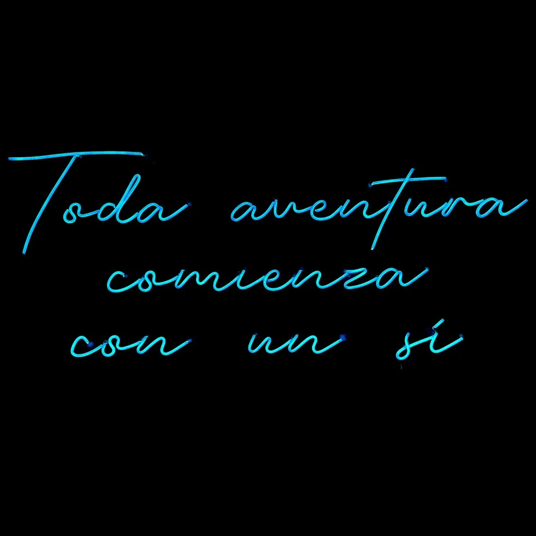 ILU029 LUZ NEON "TODA AVENTURA COMIENZA CON UN SI" 141X63CM