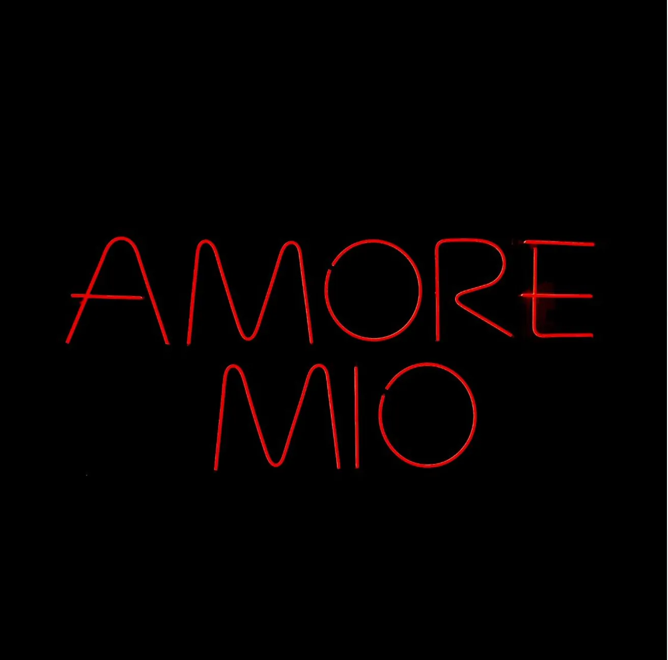 LUZ NEÓN: "AMORE MIO" RGB 125cm x 58cm 