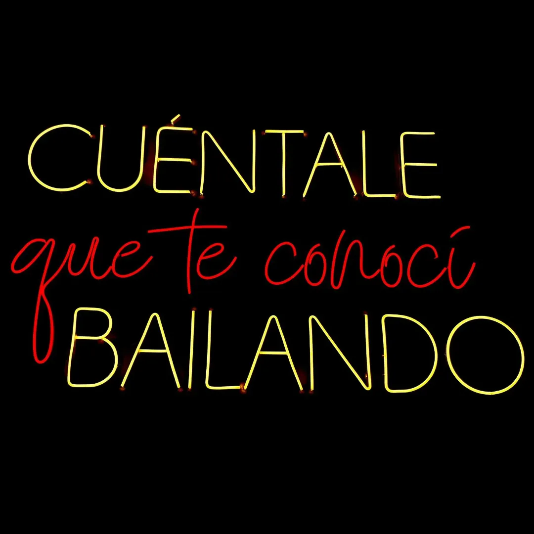 ILU005 LUZ NEON: "CUÉNTALE QUE TE CONOCÍ BAILANDO" (RGB) 138X80CM