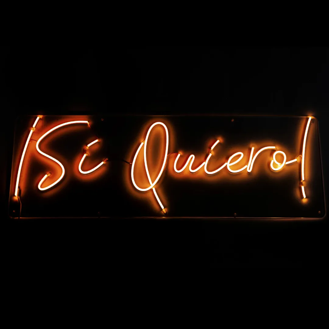 ILU021 LUZ NEÓN “SI QUIERO" (RGB) 110X41CM