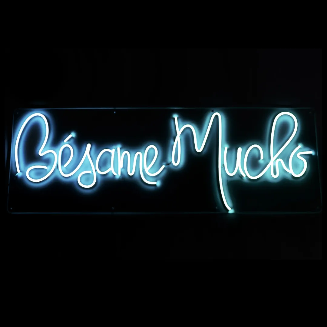 ILU032 LUZ NEÓN “BÉSAME MUCHO" (RGB) 135X50CM