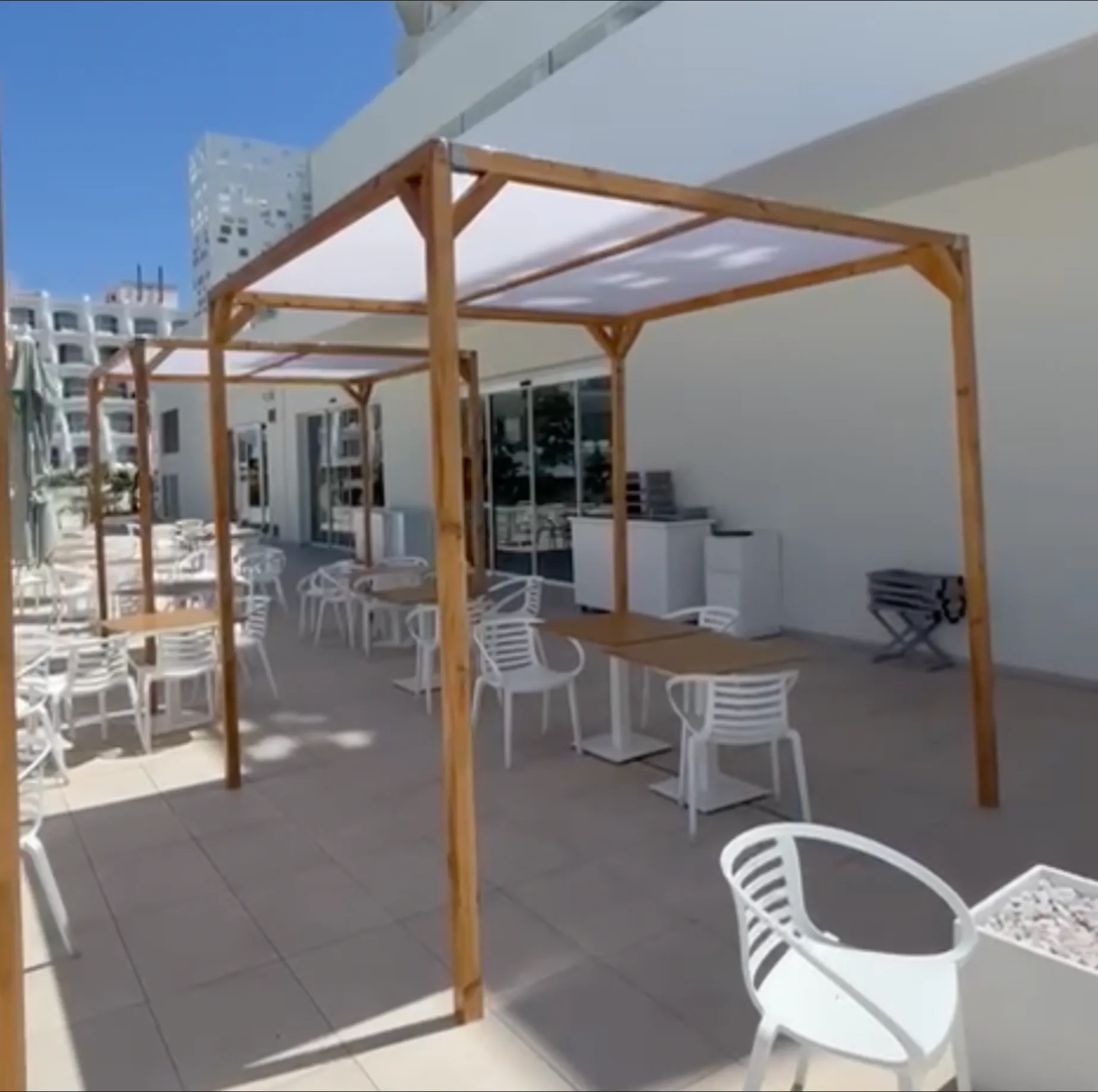 PÉRGOLA DE MADERA 2,88 X 2,71 CM + TOLDO COLOR SAHARA