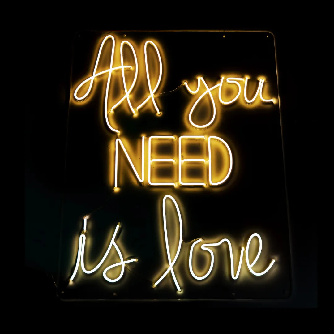 ILU013 LUZ NEÓN “ALL YOU NEED IS LOVE” (COLOR AMARILLO Y RGB) 110X85CM