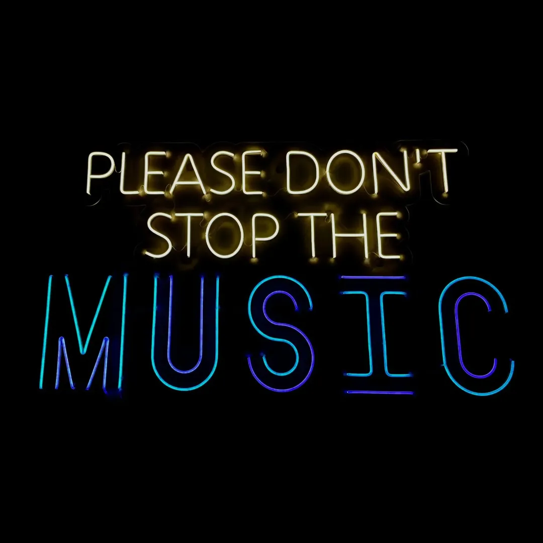 ILU014 NEÓN "PLEASE DON'T STOP THE MUSIC" RGB 140X81CM