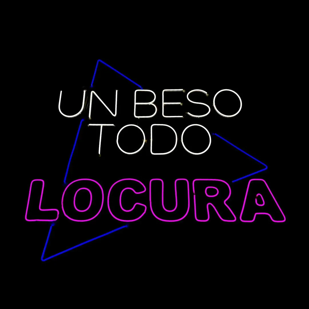 ILU031 NEÓN "UN BESO TODO LOCURA" RGB 127X119CM