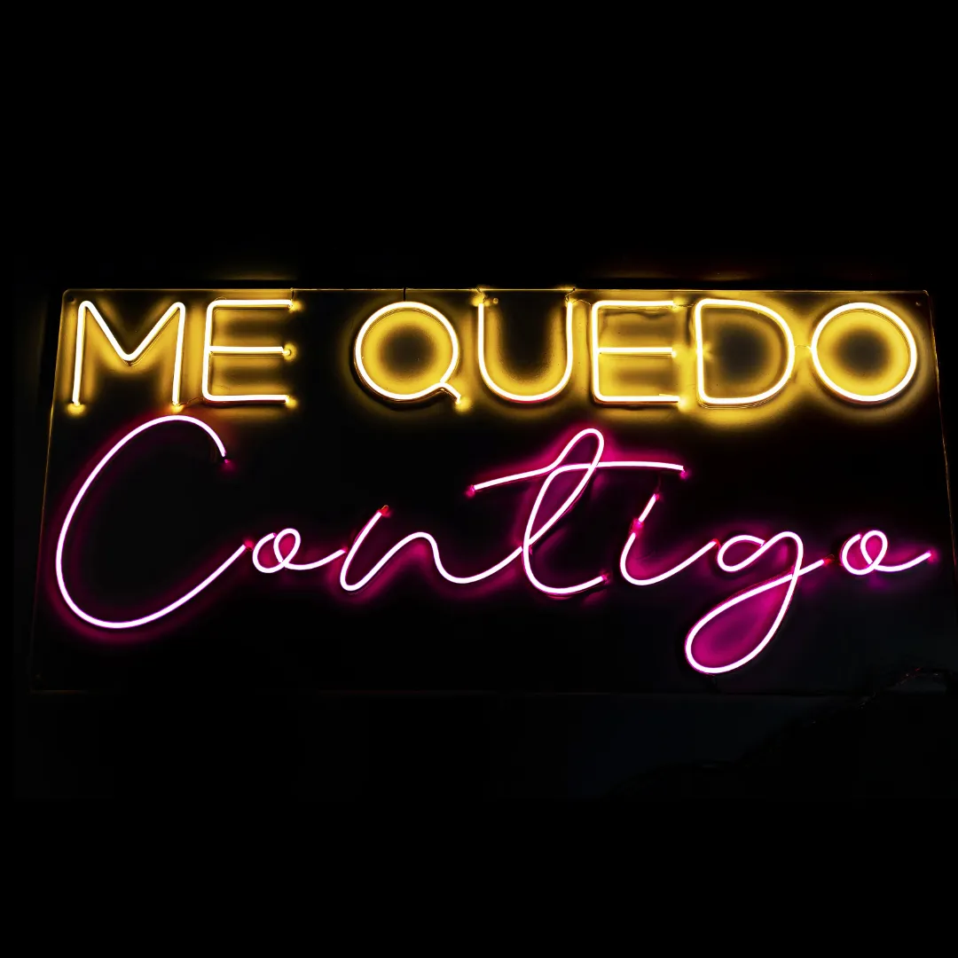 ILU022 LUZ NEÓN “ME QUEDO CONTIGO" (RGB) 125X65CM