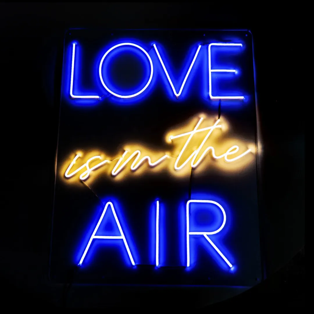  ILU006 LUZ NEÓN “LOVE IS IN THE AIR” (COLOR AMARILLO Y RGB) 109X84CM