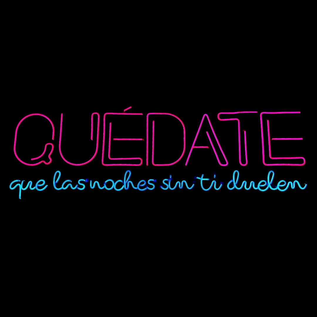ILU004 NEÓN "QUÉDATE que las noches sin ti duelen" 136X46CM