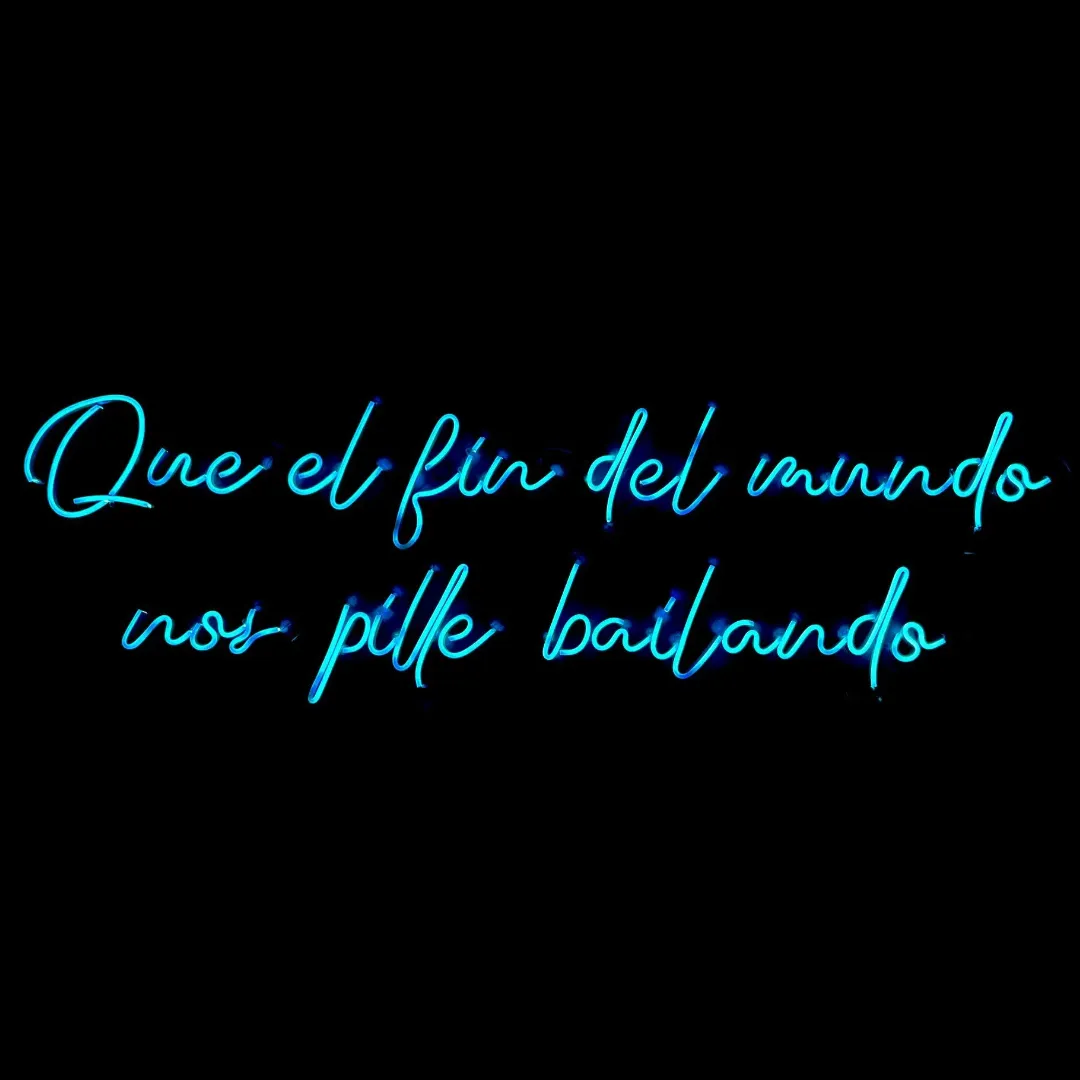 ILU027 LUZ NEON: "QUE EL FIN DEL MUNDO NOS PILLE BAILANDO" (COLOR AZUL) 142X61CM