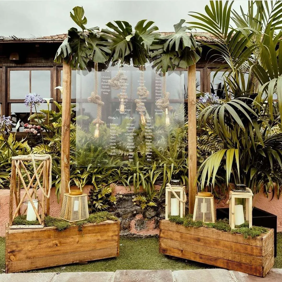 EST020 ESTRUCTURA DE MADERA CON CUERDAS Y LUCES