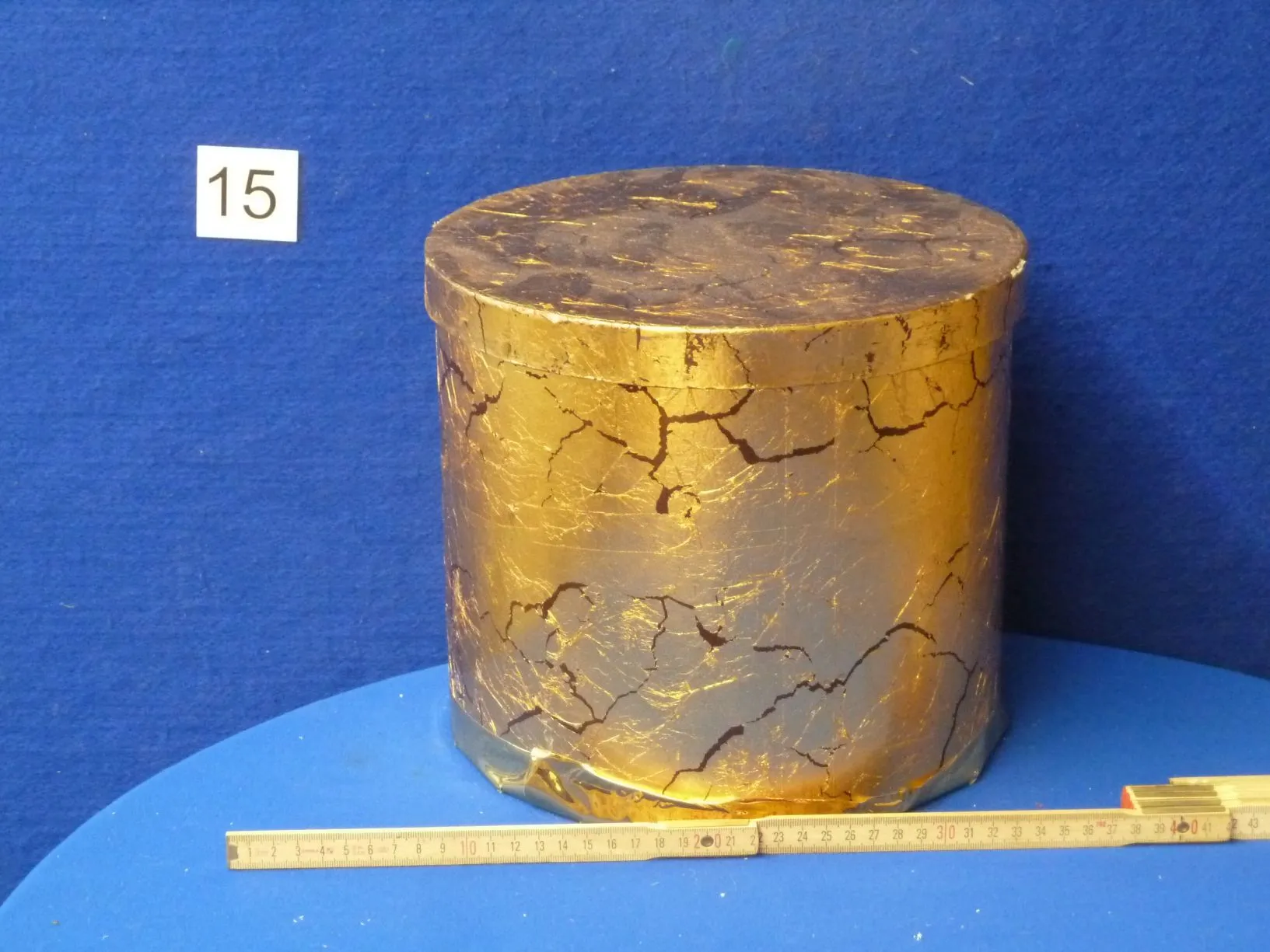 Throndeko viele goldene Schachteln 