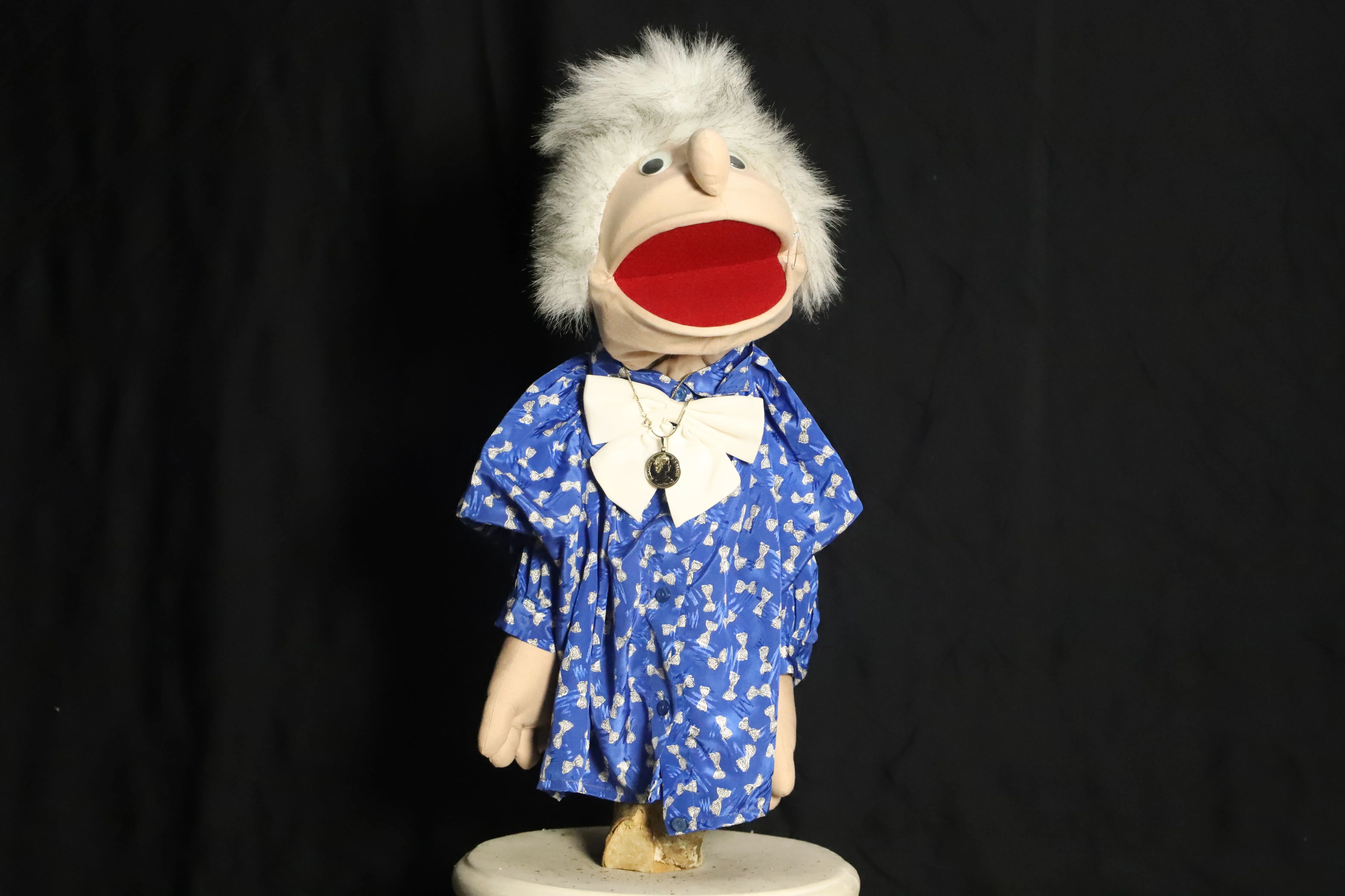 Handpuppe ( lustige Dame mit weissen Haaren und blauen Hemd )