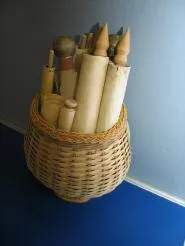 Schriftrollen aus Papyrus gerollt