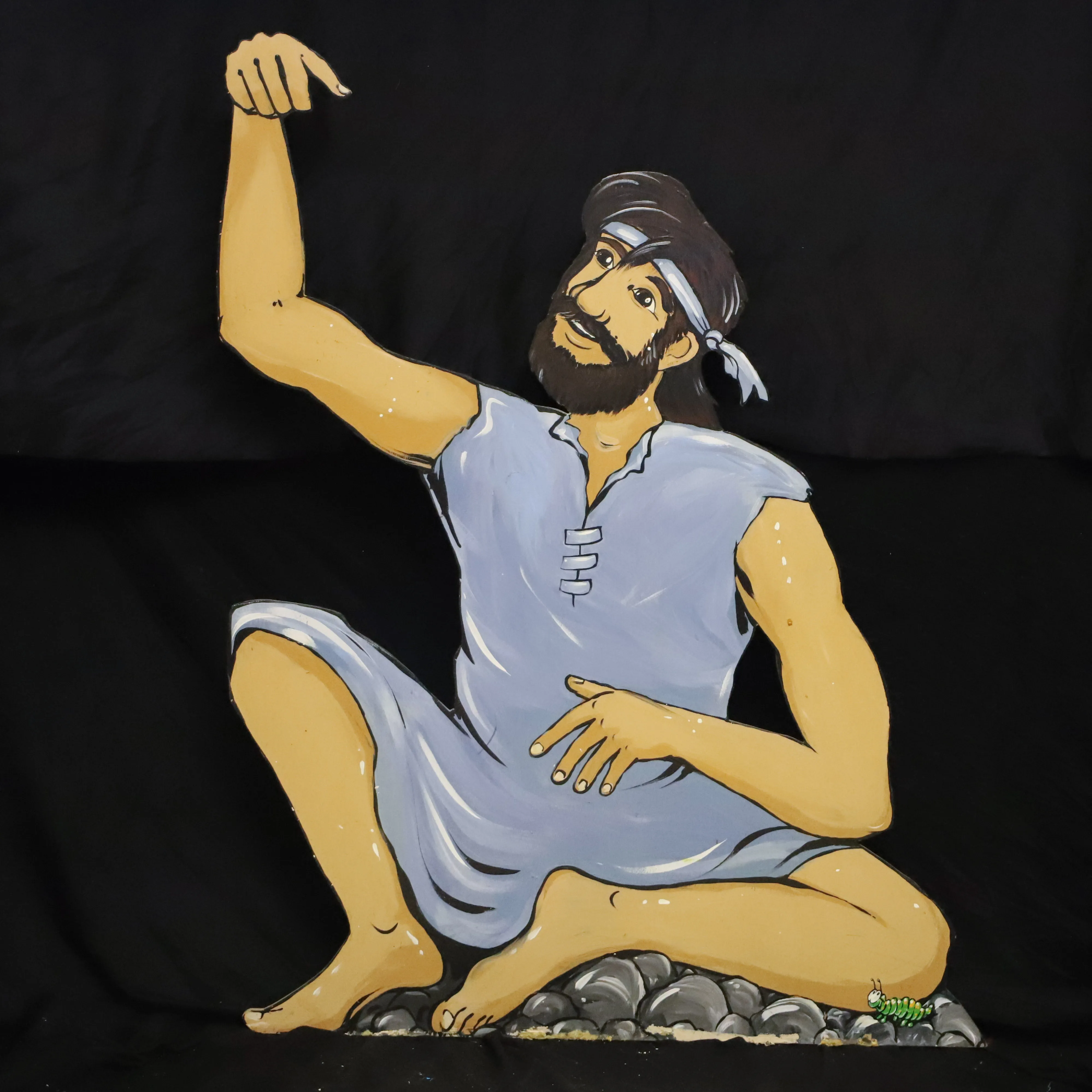 Holz Figur flach, Jünger mit Fischernetz sitzend, blaues Stirnband (106cm)