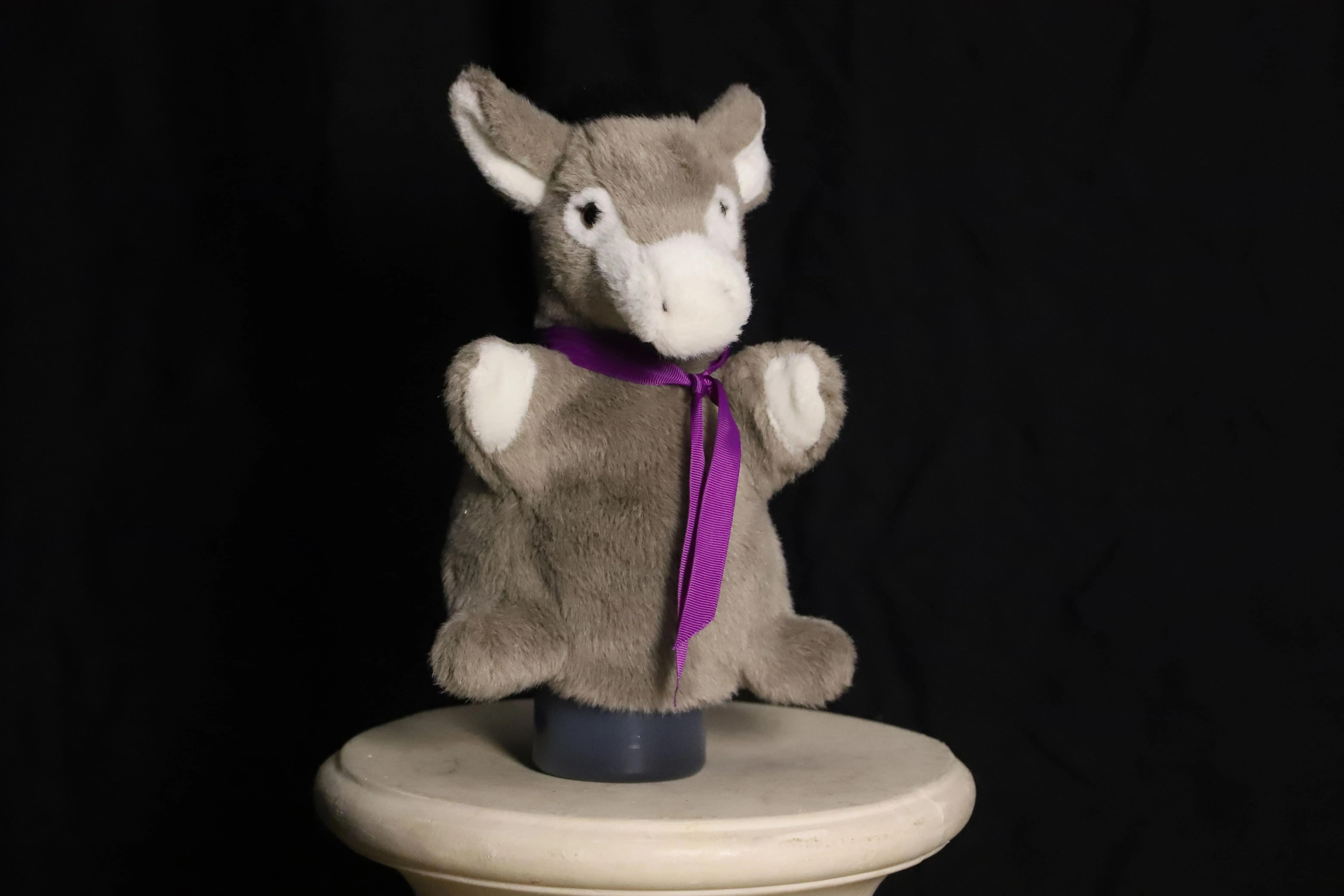 Handpuppe ( grauer Esel mit violettem Schal )