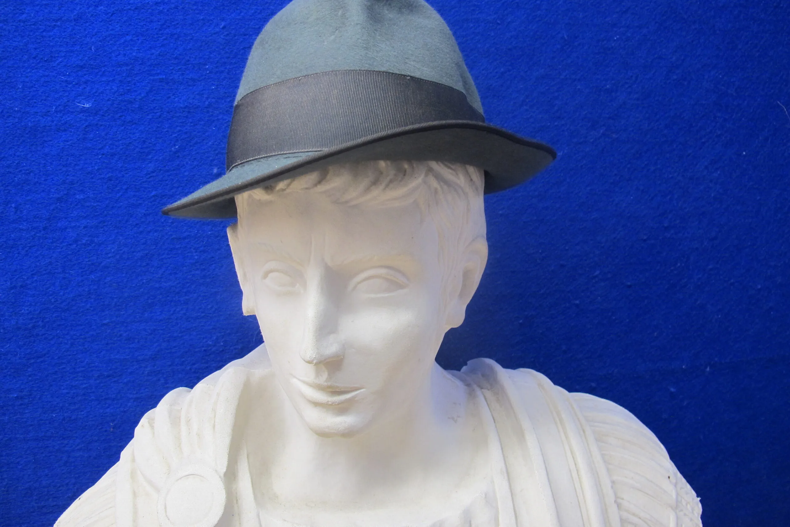 Kopfbedeckung 13 Hut grau braun